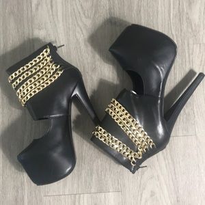 Black chain platform pumps